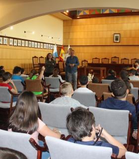 Los menores del 3º del CEIP Príncipe Felipe visitan el Ayuntamiento de Candelaria · foto 1