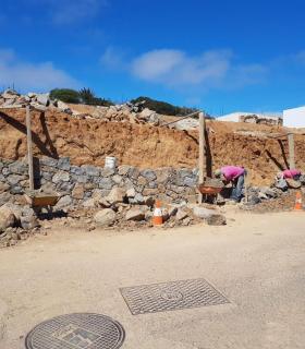 El Ayuntamiento de Betancuria restaura muros de piedra ampliando espacios en viales y calles · foto 2