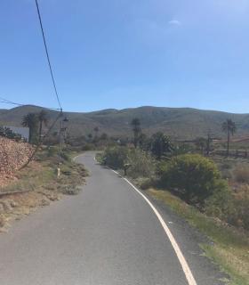 El Ayuntamiento de Betancuria restaura muros de piedra ampliando espacios en viales y calles · foto 1
