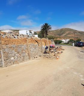 El Ayuntamiento de Betancuria restaura muros de piedra ampliando espacios en viales y calles · foto 3