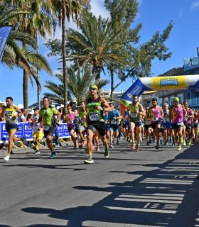 Carlos Sirwani y Juani Espino ganan la distancia absoluta de 10 kilómetros de la Carrera Popular de Arguineguín 2018 · foto 2
