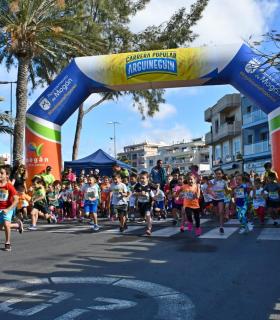 Carlos Sirwani y Juani Espino ganan la distancia absoluta de 10 kilómetros de la Carrera Popular de Arguineguín 2018 · foto 3