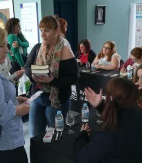 Megan Maxwell en Adeje con mis libros quiero empoderar a las mujeres · foto 2
