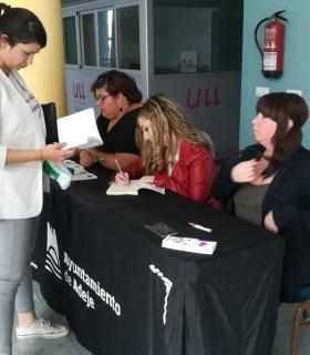Megan Maxwell en Adeje con mis libros quiero empoderar a las mujeres · foto 13