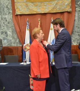 El Cabildo entrega el título de Hija Ilustre de la isla de Tenerife a África Fuentes por su labor humanitaria · foto 2