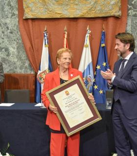 El Cabildo entrega el título de Hija Ilustre de la isla de Tenerife a África Fuentes por su labor humanitaria · foto 3