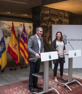 Canarias y Baleares suman apoyos para lograr el 75 por ciento de descuento de residente en los viajes a la Península · foto 4