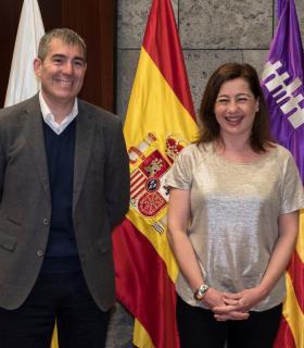 Canarias y Baleares suman apoyos para lograr el 75 por ciento de descuento de residente en los viajes a la Península · foto 1
