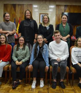 Un grupo de 3º de la ESO del IES Luis Cobiella Cuevas representará a La Palma en la fase regional del II Concurso de Debate Escolar · foto 2