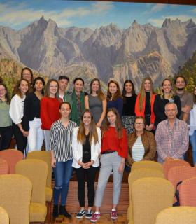 Un grupo de 3º de la ESO del IES Luis Cobiella Cuevas representará a La Palma en la fase regional del II Concurso de Debate Escolar · foto 1