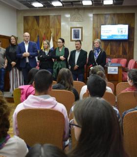 Un grupo de 3º de la ESO del IES Luis Cobiella Cuevas representará a La Palma en la fase regional del II Concurso de Debate Escolar · foto 3