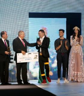 Paco Naya, gana el X Certamen Internacional de Jóvenes Diseñadores de Tenerife con Ballen/Ish · foto 2
