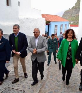 Fernando Clavijo y Casimiro Curbelo inauguran la plaza Leoncio Bento en Agulo tras su remodelación · foto 1