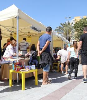Granadilla de Abona: Numeroso público disfrutó ayer domingo de la literatura, el teatro y la poesía en la II Feria del libro · foto 2