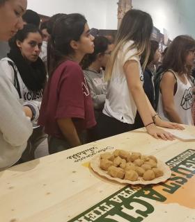 Más de 300 personas disfrutaron de los tesoros gastronómicos ofrecidos en el ‘Paseo de los Sabores’, una Exposición-Degustación instalada en la Casa de la Cultura en el marco de la Fiesta del Queso · foto 11