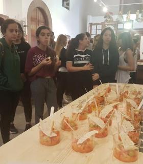 Más de 300 personas disfrutaron de los tesoros gastronómicos ofrecidos en el ‘Paseo de los Sabores’, una Exposición-Degustación instalada en la Casa de la Cultura en el marco de la Fiesta del Queso · foto 10