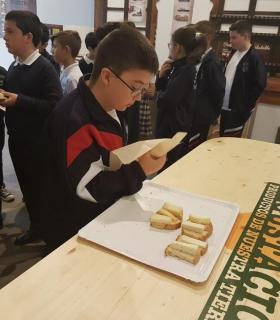 Más de 300 personas disfrutaron de los tesoros gastronómicos ofrecidos en el ‘Paseo de los Sabores’, una Exposición-Degustación instalada en la Casa de la Cultura en el marco de la Fiesta del Queso · foto 7