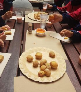 Más de 300 personas disfrutaron de los tesoros gastronómicos ofrecidos en el ‘Paseo de los Sabores’, una Exposición-Degustación instalada en la Casa de la Cultura en el marco de la Fiesta del Queso · foto 14
