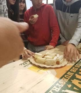 Más de 300 personas disfrutaron de los tesoros gastronómicos ofrecidos en el ‘Paseo de los Sabores’, una Exposición-Degustación instalada en la Casa de la Cultura en el marco de la Fiesta del Queso · foto 1