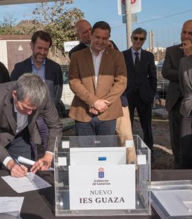 Fernando Clavijo coloca la primera piedra del nuevo IES Guaza · foto 3
