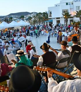 El Ayuntamiento de Mogán homenajea a la artesana de palma Pino Lorenzo en la víspera del Día de Canarias · foto 3