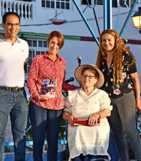 El Ayuntamiento de Mogán homenajea a la artesana de palma Pino Lorenzo en la víspera del Día de Canarias · foto 4