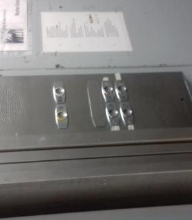 Ascensores antediluvianos en el Hospital de Ofra · foto 2