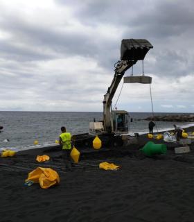 El Ayuntamiento de Santa Cruz de La Palma acomete el balizamiento de la playa para la práctica de deportes náuticos · foto 2