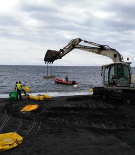 El Ayuntamiento de Santa Cruz de La Palma acomete el balizamiento de la playa para la práctica de deportes náuticos · foto 1