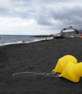 El Ayuntamiento de Santa Cruz de La Palma acomete el balizamiento de la playa para la práctica de deportes náuticos · foto 3