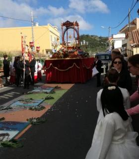Los vecinos de Pedro Álvarez plasman la tradición de su Corpus Christi con una veintena de tapices · foto 1