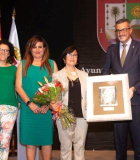 Unas 200 personas arroparon a Milagros López en el pregón de las Fiestas de San Juan Bautista · foto 1