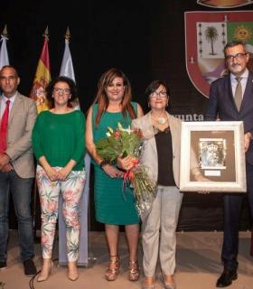 Unas 200 personas arroparon a Milagros López en el pregón de las Fiestas de San Juan Bautista · foto 8