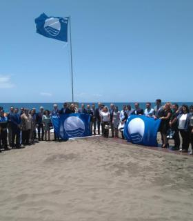 Puerto de La Cruz: Adeac entrega las banderas azules de Playa Jardín y San Telmo · foto 2