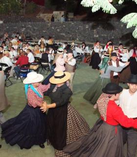 El Rosario: Tabaiba celebró anoche su VII Baile de Magos · foto 4