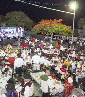 El Rosario: Tabaiba celebró anoche su VII Baile de Magos · foto 1