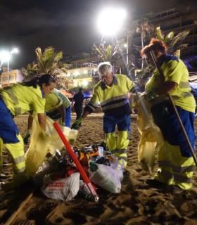 El dispositivo especial de limpieza del Ayuntamiento de Las Palmas de Gran Canaria recoge algo más de 9.000 kilos de basura clasificados en origen tras la celebración de la Noche de San Juan · foto 3
