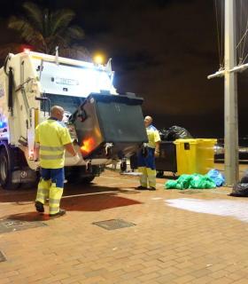 El dispositivo especial de limpieza del Ayuntamiento de Las Palmas de Gran Canaria recoge algo más de 9.000 kilos de basura clasificados en origen tras la celebración de la Noche de San Juan · foto 4
