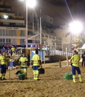 El dispositivo especial de limpieza del Ayuntamiento de Las Palmas de Gran Canaria recoge algo más de 9.000 kilos de basura clasificados en origen tras la celebración de la Noche de San Juan · foto 1