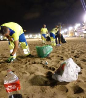 El dispositivo especial de limpieza del Ayuntamiento de Las Palmas de Gran Canaria recoge algo más de 9.000 kilos de basura clasificados en origen tras la celebración de la Noche de San Juan · foto 2