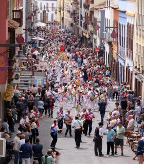 El pasacalle de danzas sorprende gratamente a los vecinos y visitantes del casco de La Laguna · foto 2