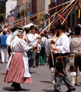 El pasacalle de danzas sorprende gratamente a los vecinos y visitantes del casco de La Laguna · foto 1