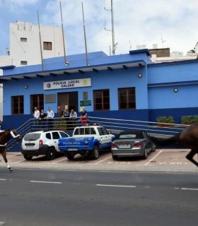 El público se entusiasma con el espectáculo de la Primera Carrera de Caballos sobre asfalto en Gáldar · foto 3