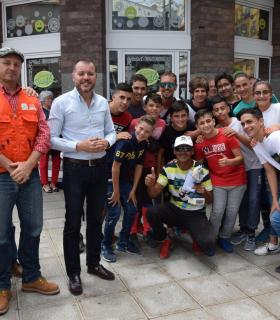 El público se entusiasma con el espectáculo de la Primera Carrera de Caballos sobre asfalto en Gáldar · foto 4