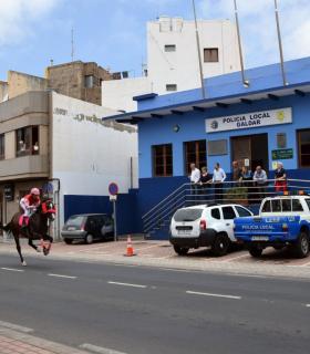 El público se entusiasma con el espectáculo de la Primera Carrera de Caballos sobre asfalto en Gáldar · foto 1