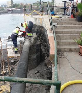 Puerto de La Cruz: Reparado varios tramos del colector de saneamiento de Punta Brava · foto 1
