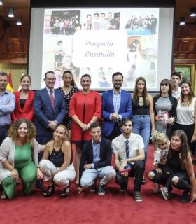 Puerto de La Cruz: Veintidós jóvenes del Proyecto Gusanillo terminan sus estudios en hostelería y estética · foto 1