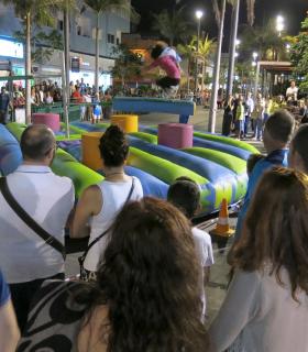 Cien parejas se enfrentan este sábado en la zona peatonal a la carrera de obstáculos de Noctámbulos · foto 1