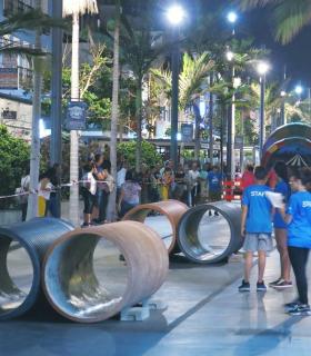 Cien parejas se enfrentan este sábado en la zona peatonal a la carrera de obstáculos de Noctámbulos · foto 2