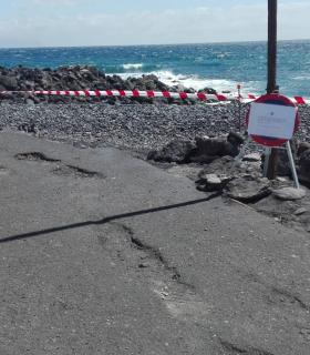 Arafo cierra al baño Playa de Lima por un vertido de hidrocarburos en Candelaria · foto 5